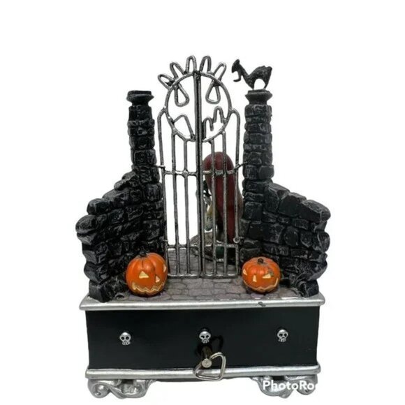TIM BURTON'S THE NIGHTMARE BEFORE CHRISTMAS MUSICAL SALLY FIGURINE MUSIC BOX - Picture 2 of 2